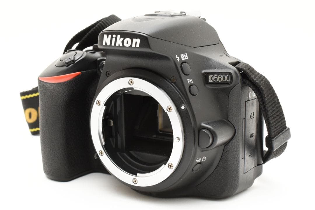 ★ショット数5,904 枚・超美品★ ニコン D5600 ボディ #18464
