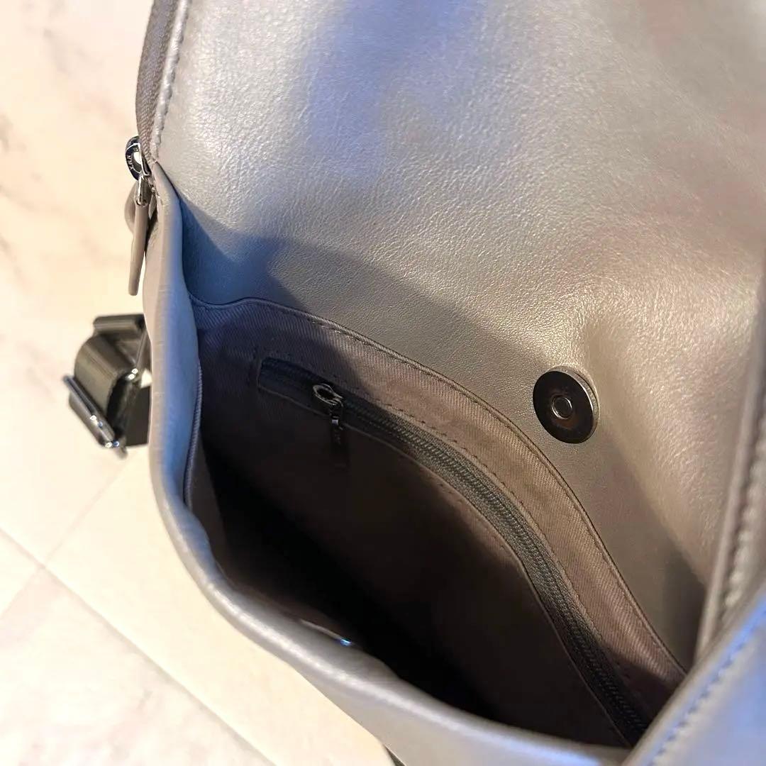 イアパピヨネ　レザー　スタンドリュック２