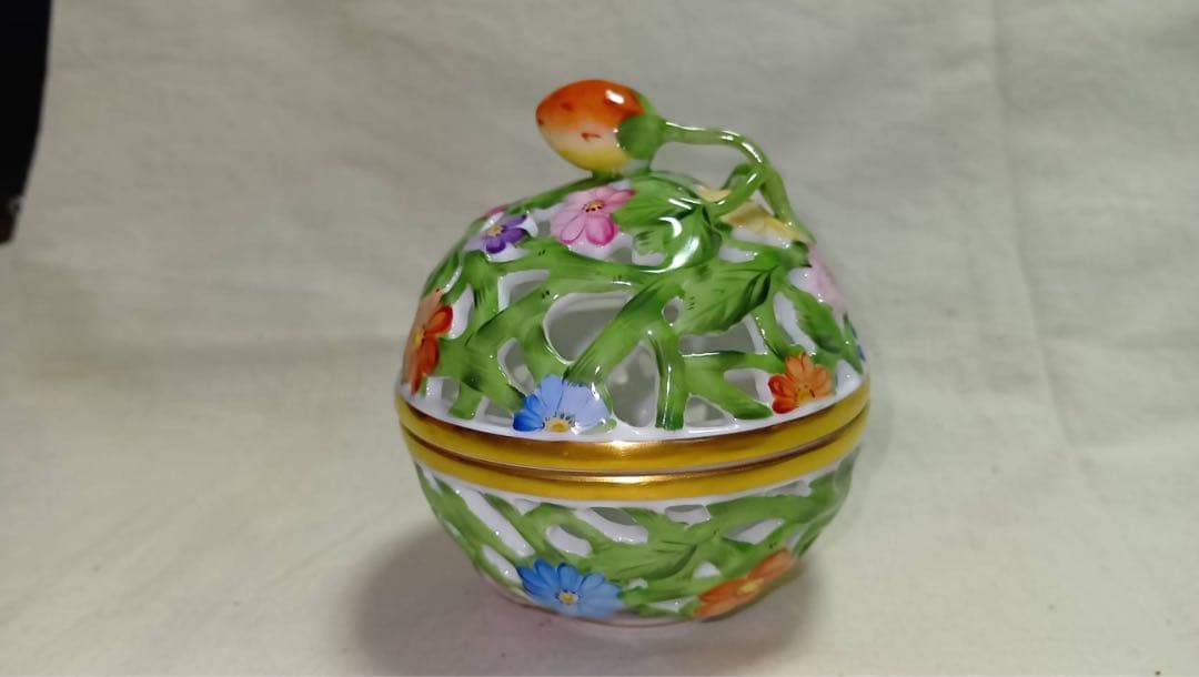 HEREND 透かしボンボン入れ