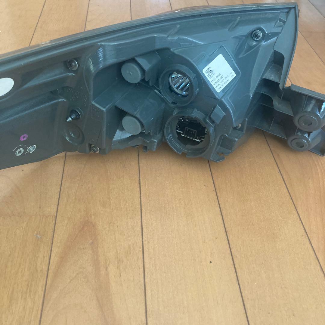 ハリアー AVU65W テールランプ右、左