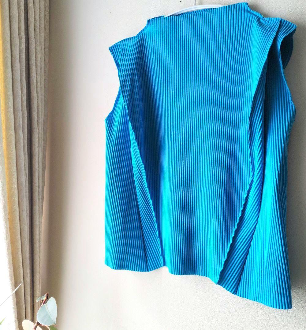 me ISSEY MIYAKE カーブプリーツ フレンチスリーブトップ ブルー