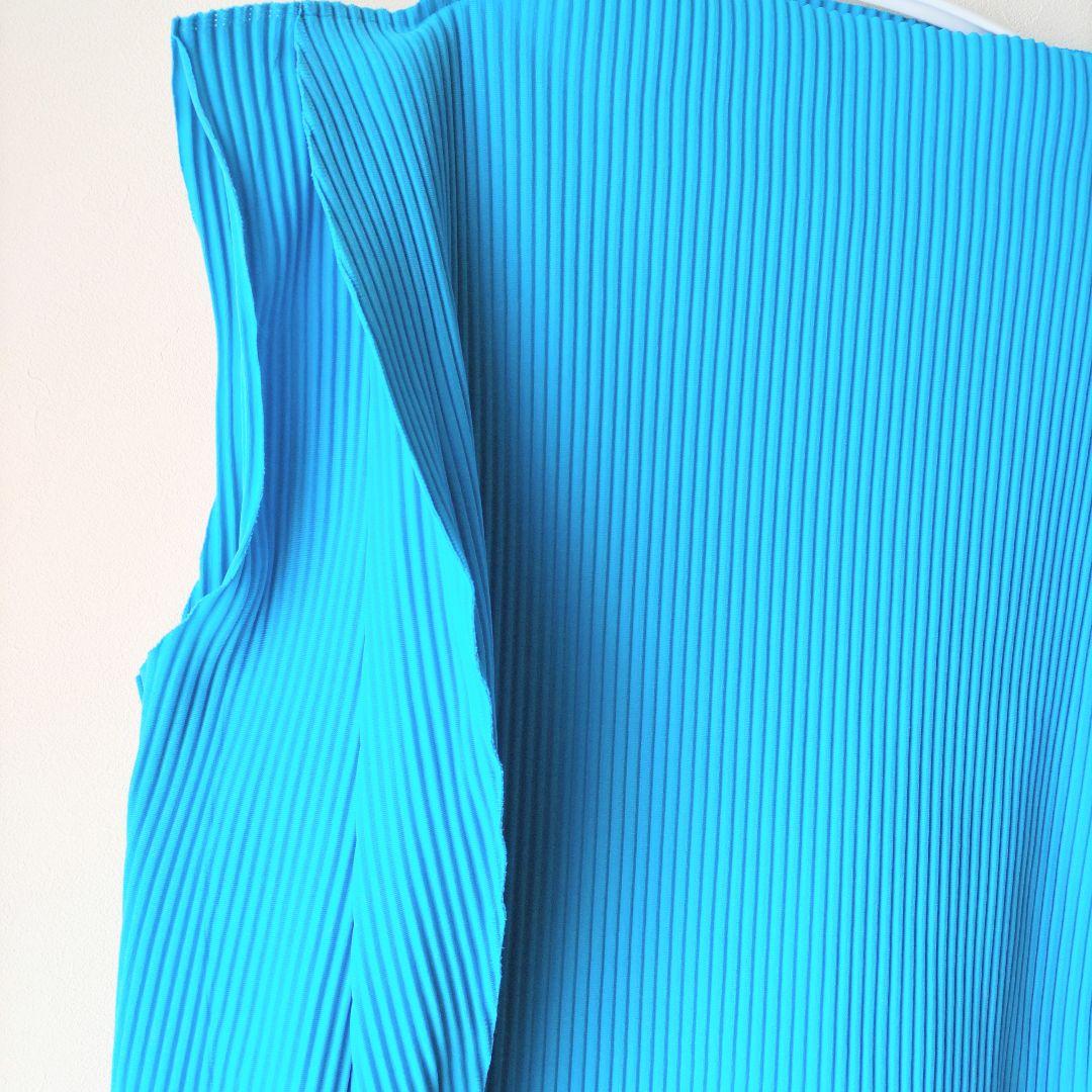 me ISSEY MIYAKE カーブプリーツ フレンチスリーブトップ ブルー