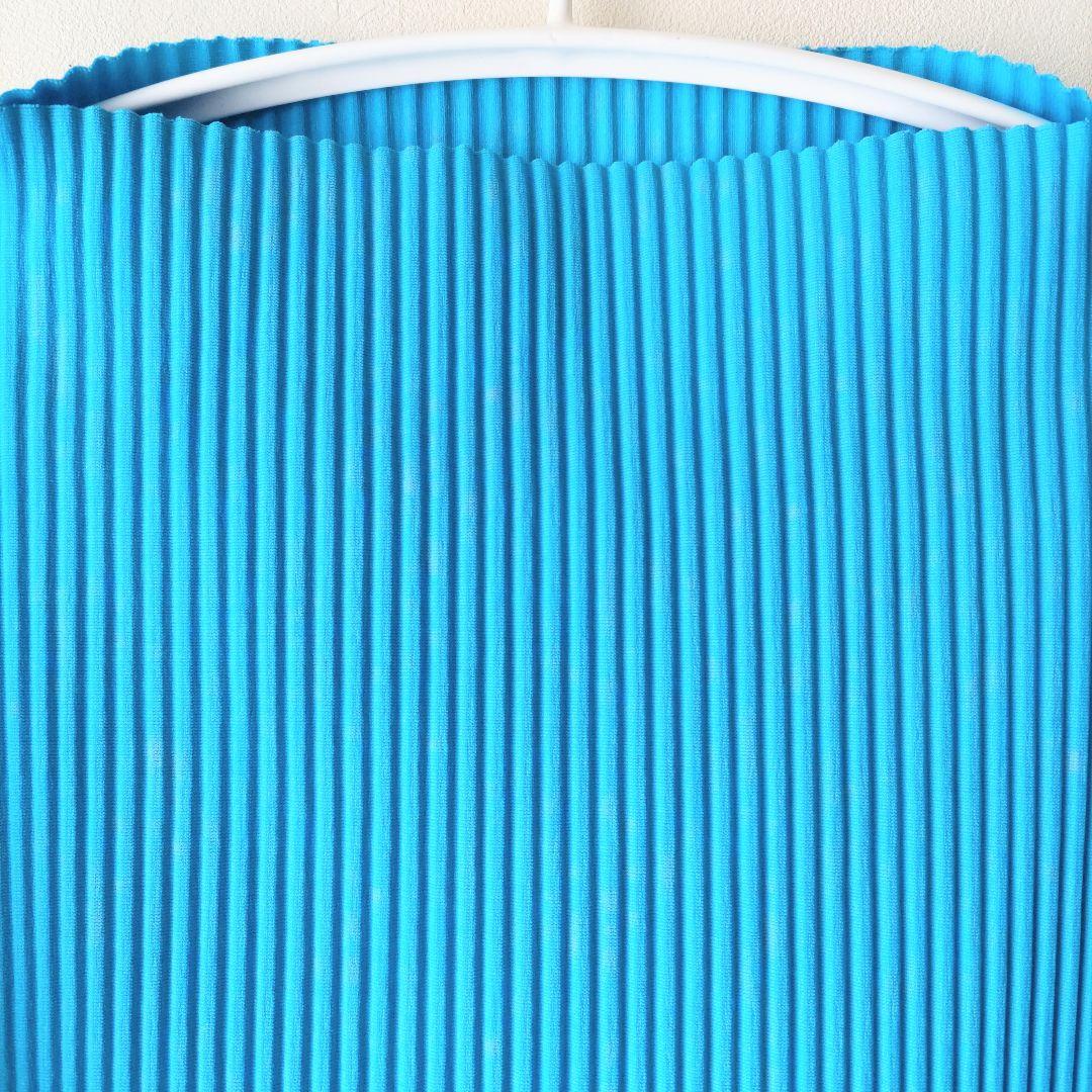 me ISSEY MIYAKE カーブプリーツ フレンチスリーブトップ ブルー