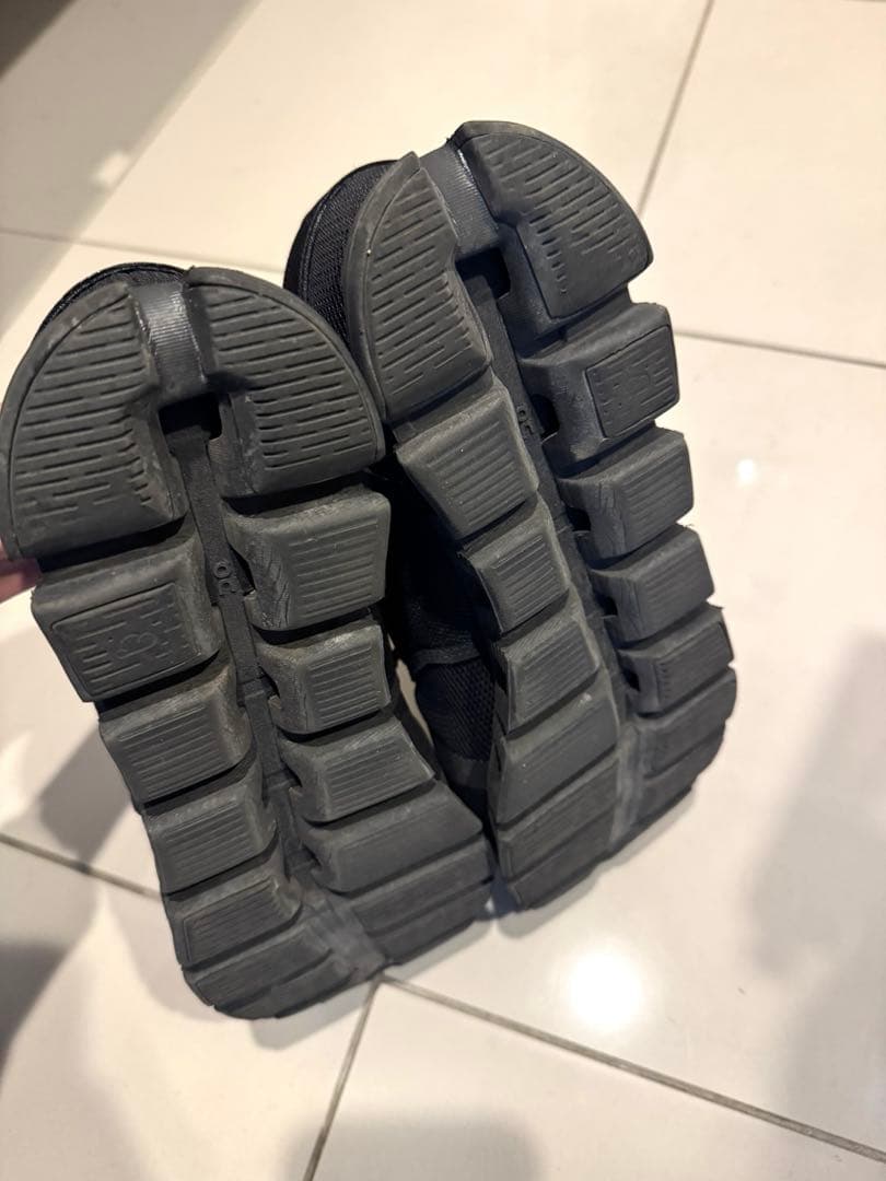 On clnud5 ブラック スニーカー