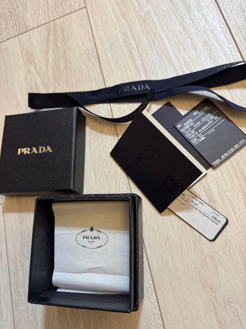 prada ヘアクリップ　新品未使用品