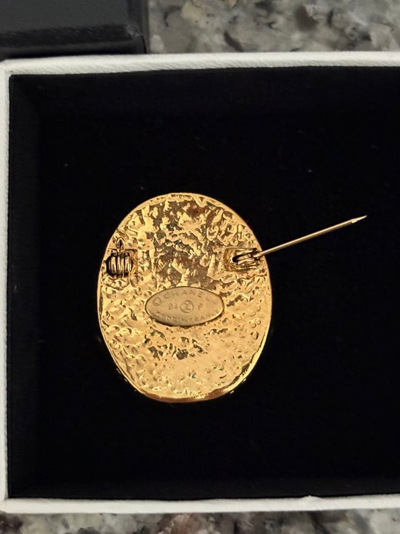 CHANEL CCロゴブローチ 94Ｐ　箱付き