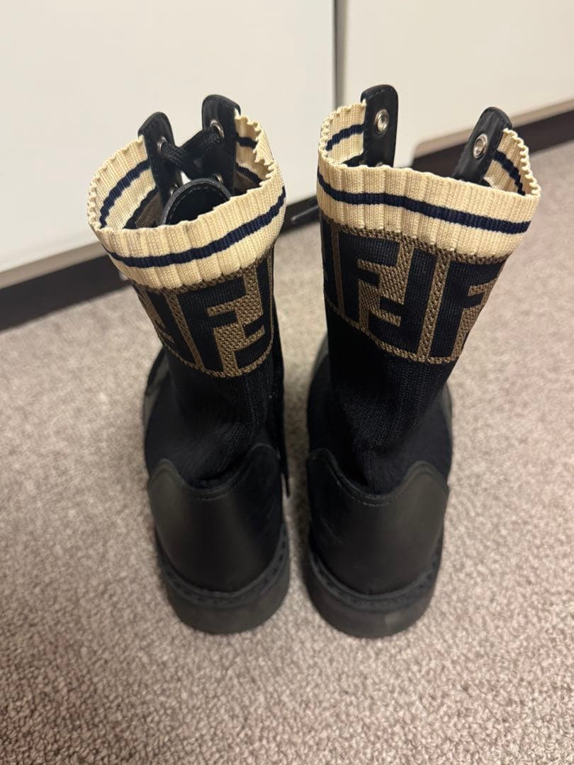 美品♪FFロゴ ニットカフ付きレザーブーツ