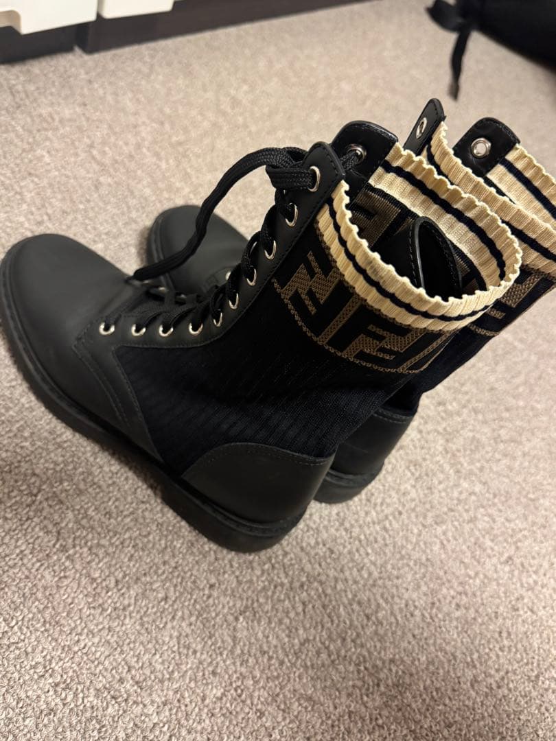 美品♪FFロゴ ニットカフ付きレザーブーツ