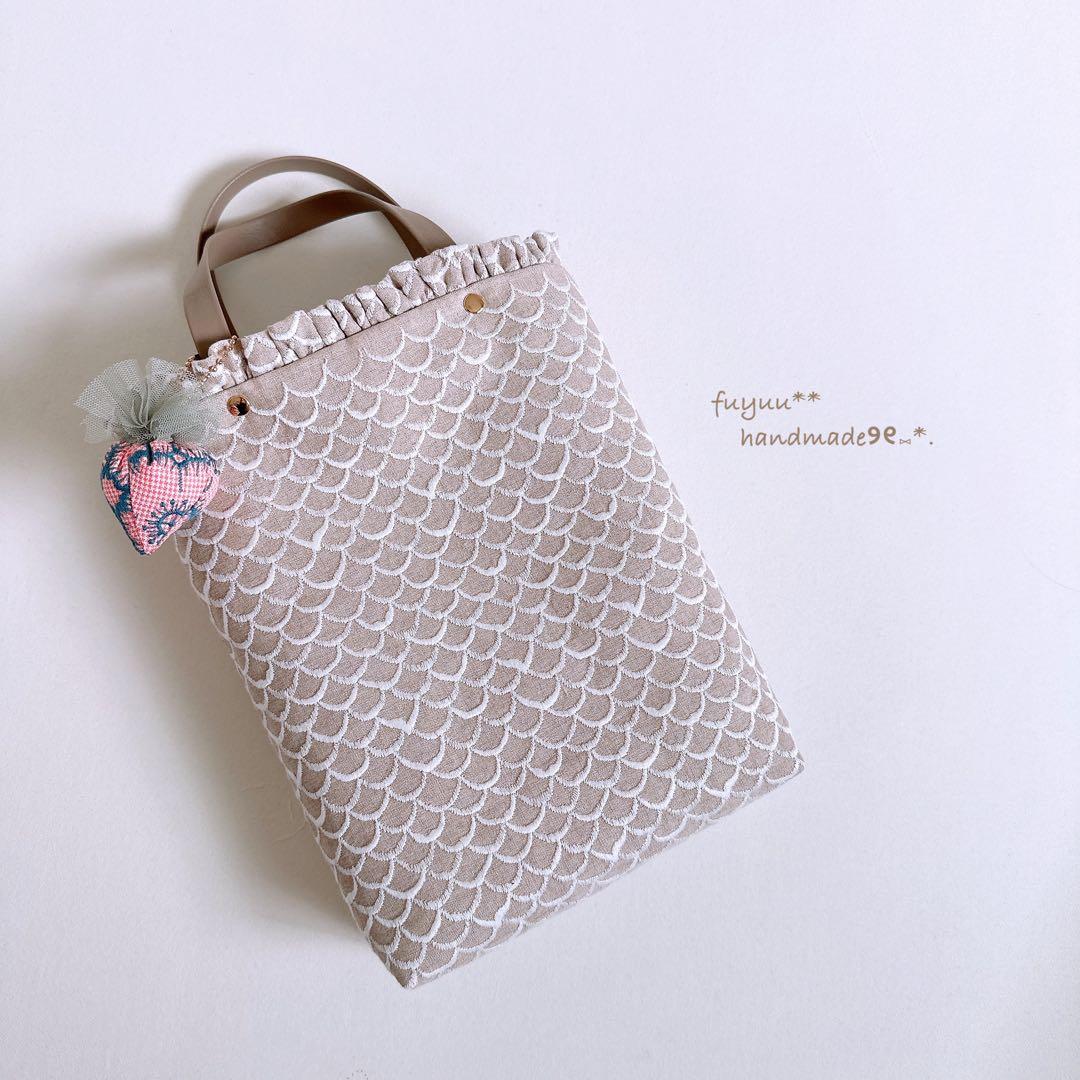 ハンドメイドꕤ︎︎控えめフリルのトートバッグ mermaid white チャーム付