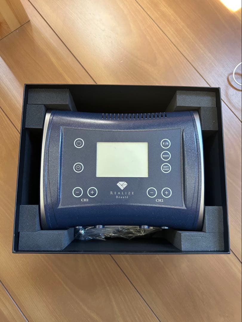 リアライズ　美顔器付　充電コード付