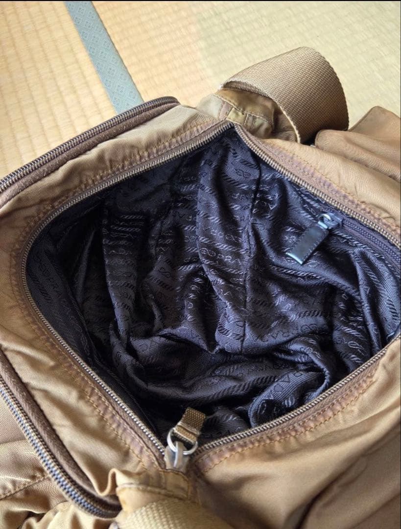 プラダ VELA メッセンジャーバッグ 三角ロゴ