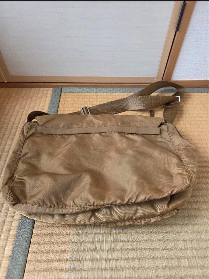 プラダ VELA メッセンジャーバッグ 三角ロゴ