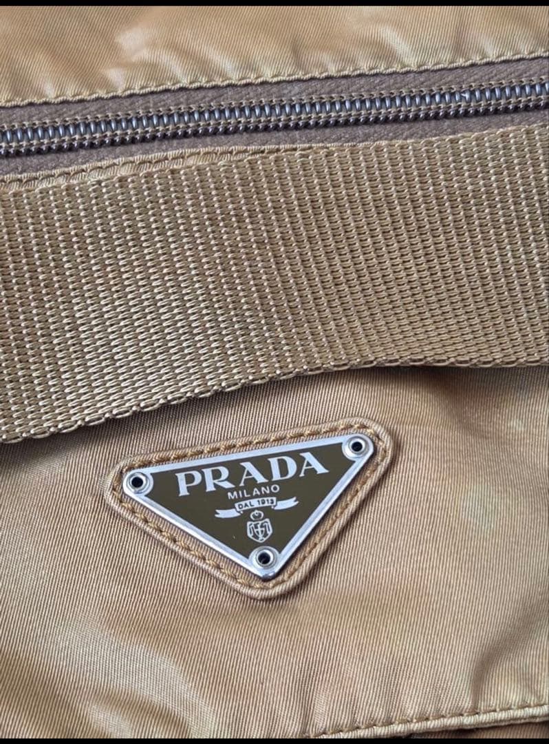 プラダ VELA メッセンジャーバッグ 三角ロゴ