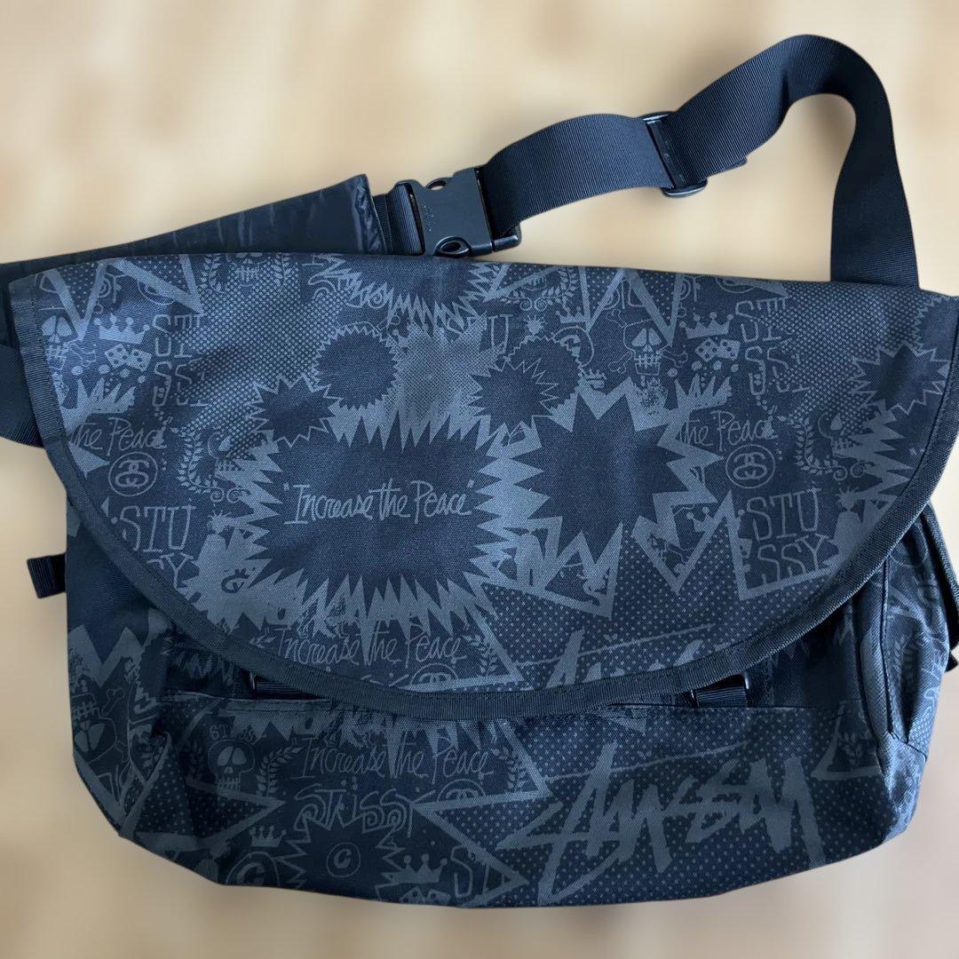 stussy 黒 ブラック グラフィックメッセンジャーバッグ ショルダーバッグ
