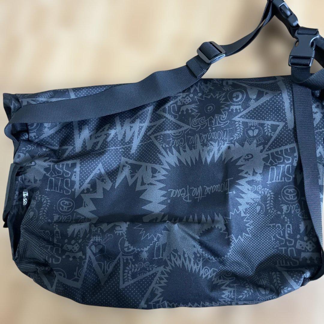 stussy 黒 ブラック グラフィックメッセンジャーバッグ ショルダーバッグ