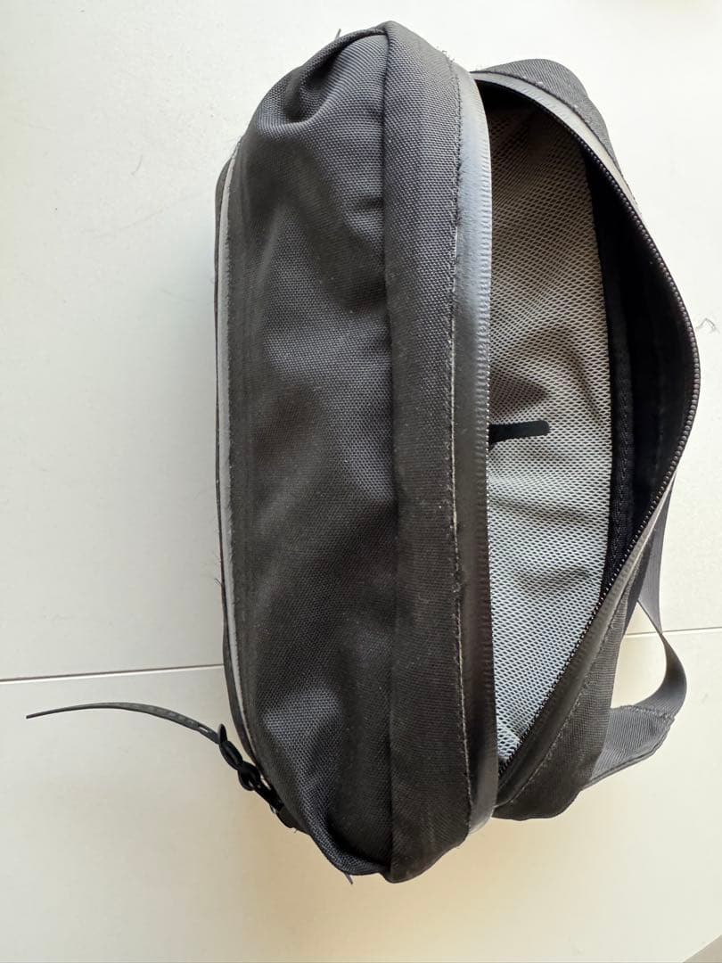 バッグ BLACK EMBER SLING BAG