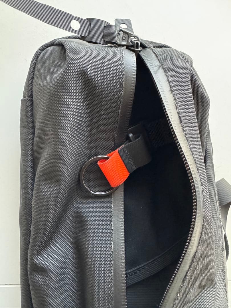 バッグ BLACK EMBER SLING BAG