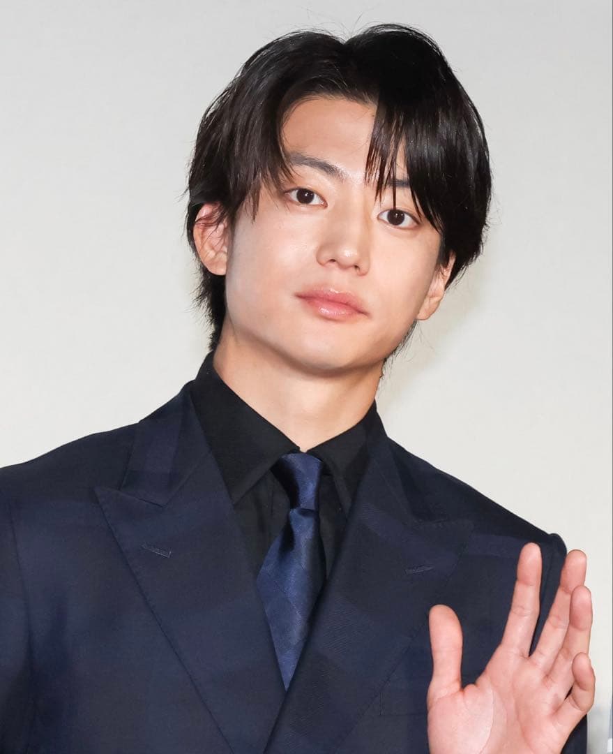 新品！伊藤健太郎着用ブラックレーベルクレストブリッジ ネクタイ バーバリー