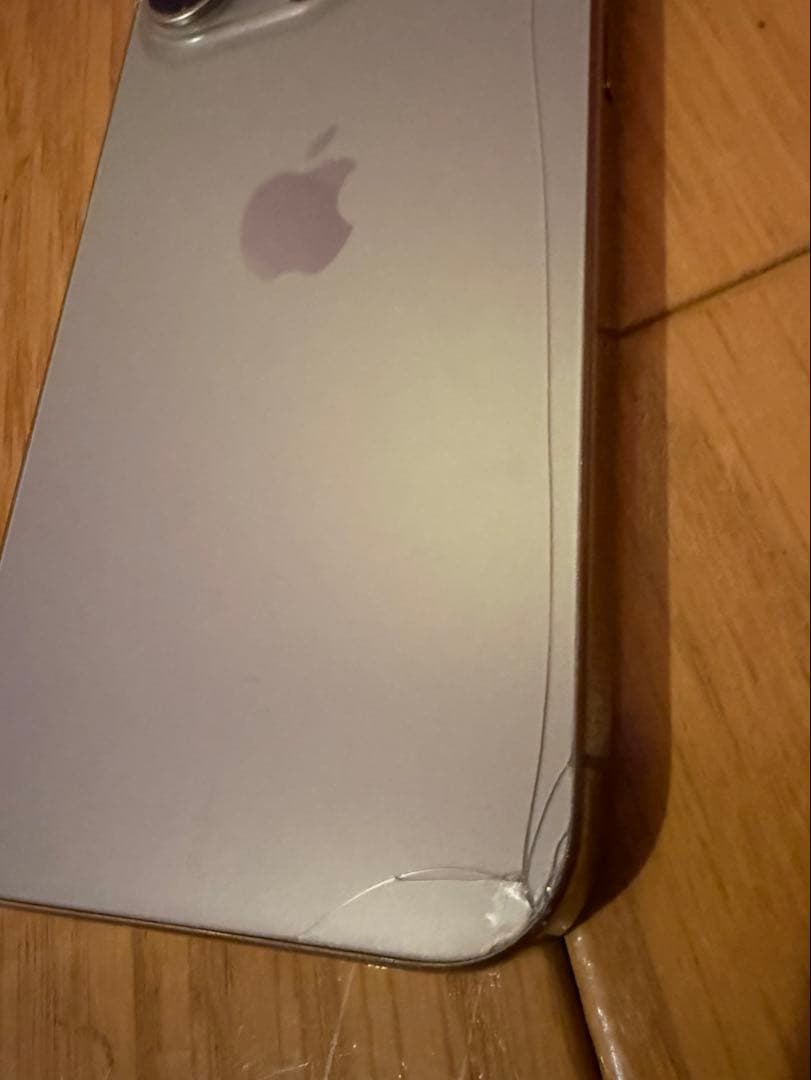 Apple iPhone 15 Pro シルバー 本体 背面割れ