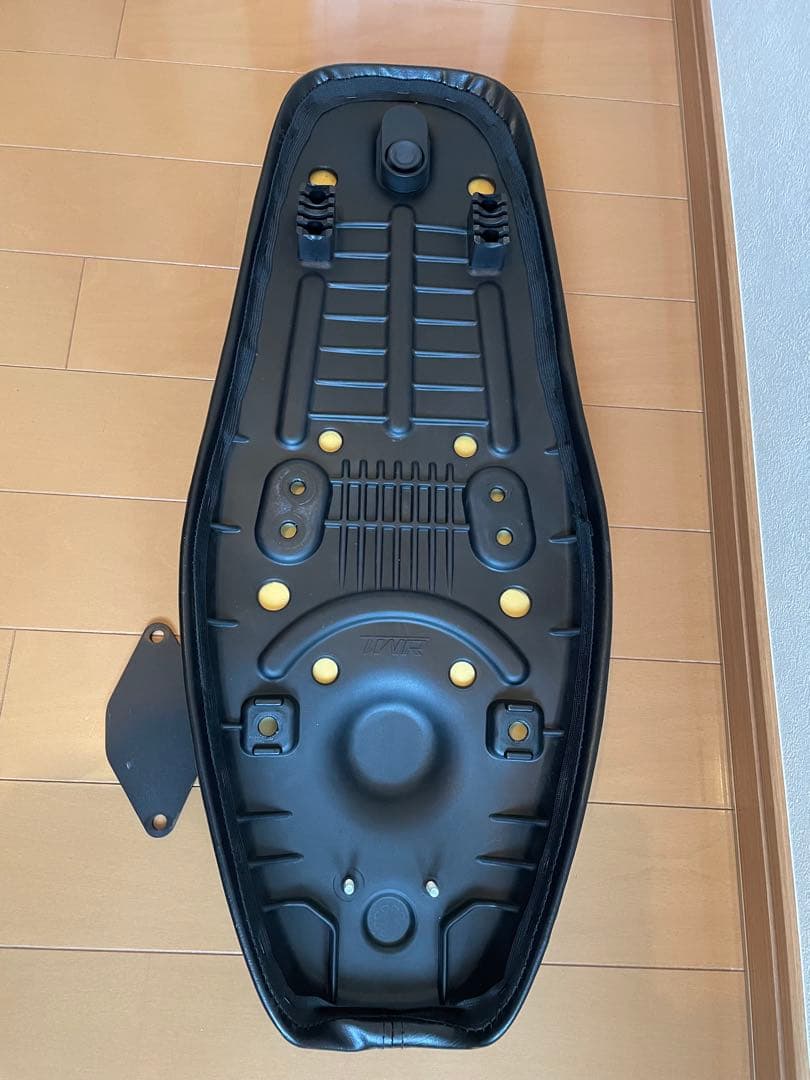 スーパーカブ、クロスカブ用 TWR製ローダウンシート　ブラック