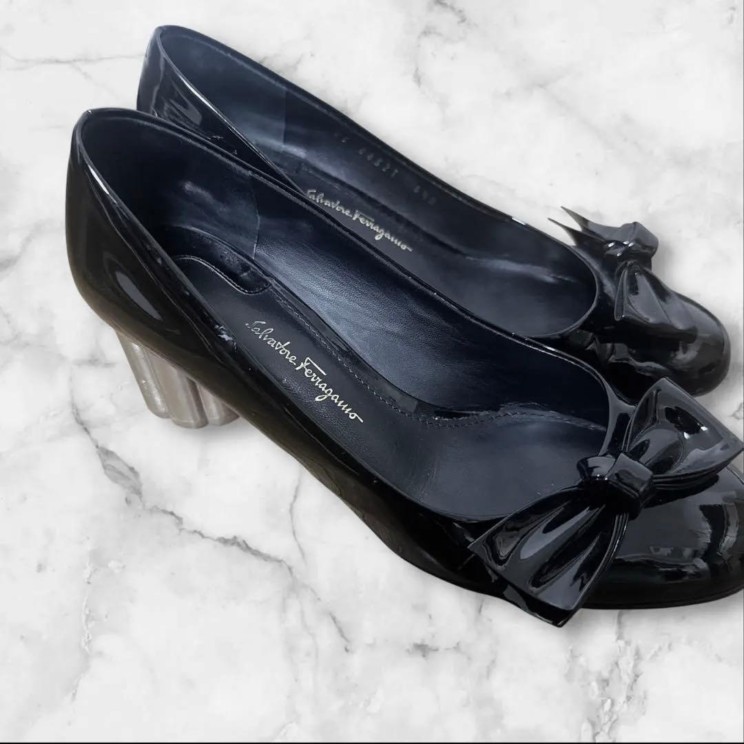 フェラガモ　リボン付き　パンプス　エナメル　ブラック　23cm相当