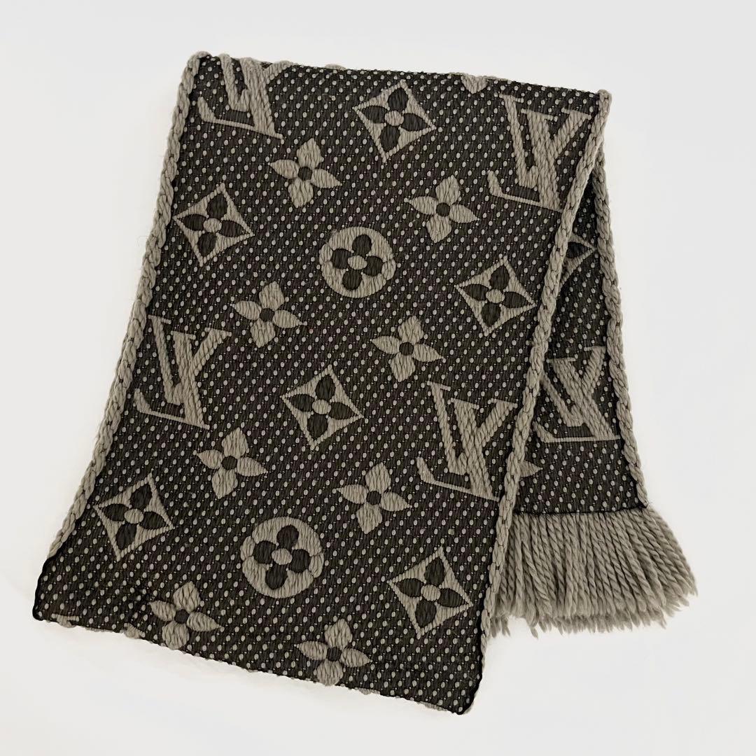 Y'sさん✨グレー ルイヴィトン エシャルプ ロゴマニア マフラー シルクウール