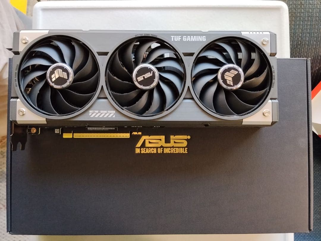 グラフィックボード・グラボ・ビデオカード ASUS TUF Gaming Radeon RX 9060 XT 16GB