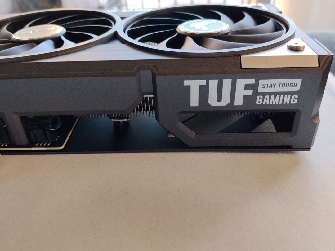 グラフィックボード・グラボ・ビデオカード ASUS TUF Gaming Radeon RX 9060 XT 16GB