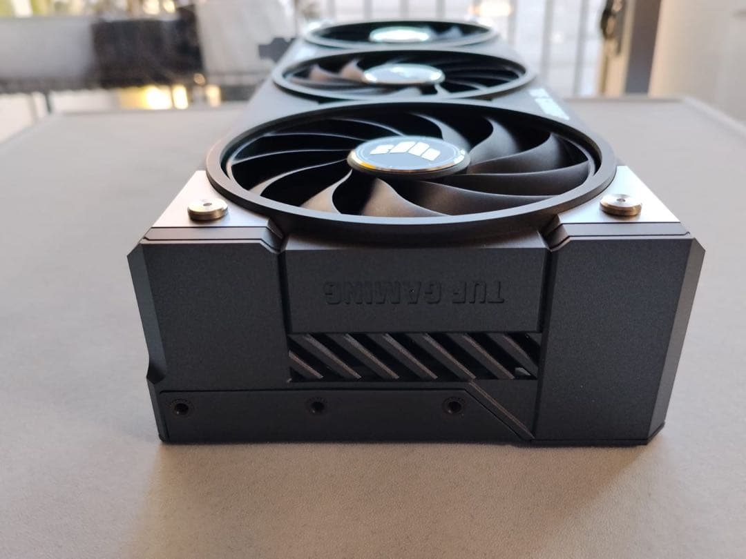 グラフィックボード・グラボ・ビデオカード ASUS TUF Gaming Radeon RX 9060 XT 16GB