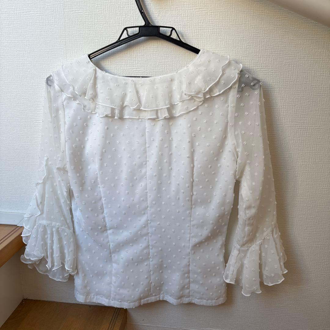 ソニアジョーンズ　フリル付きホワイトブラウス