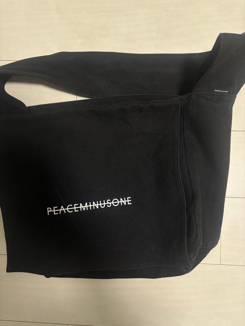 バッグ peaceminusone oversized messengerbag