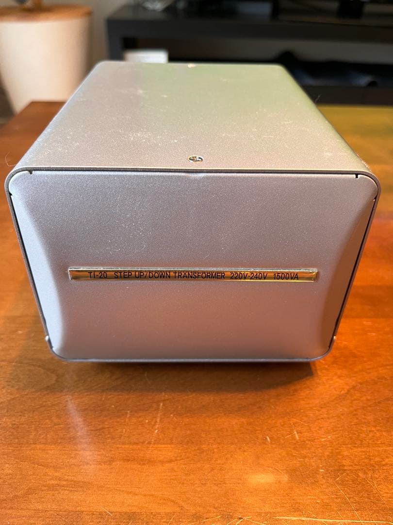 カシムラ　TT-20 変圧器 100V/230V 1500VA