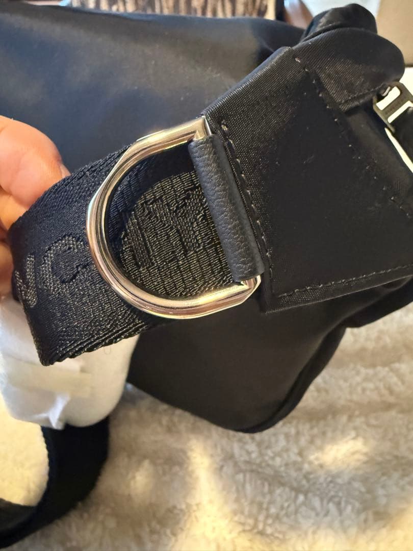 GIVENCHY ボディバッグ エッセンシャルU新品、未使用品!