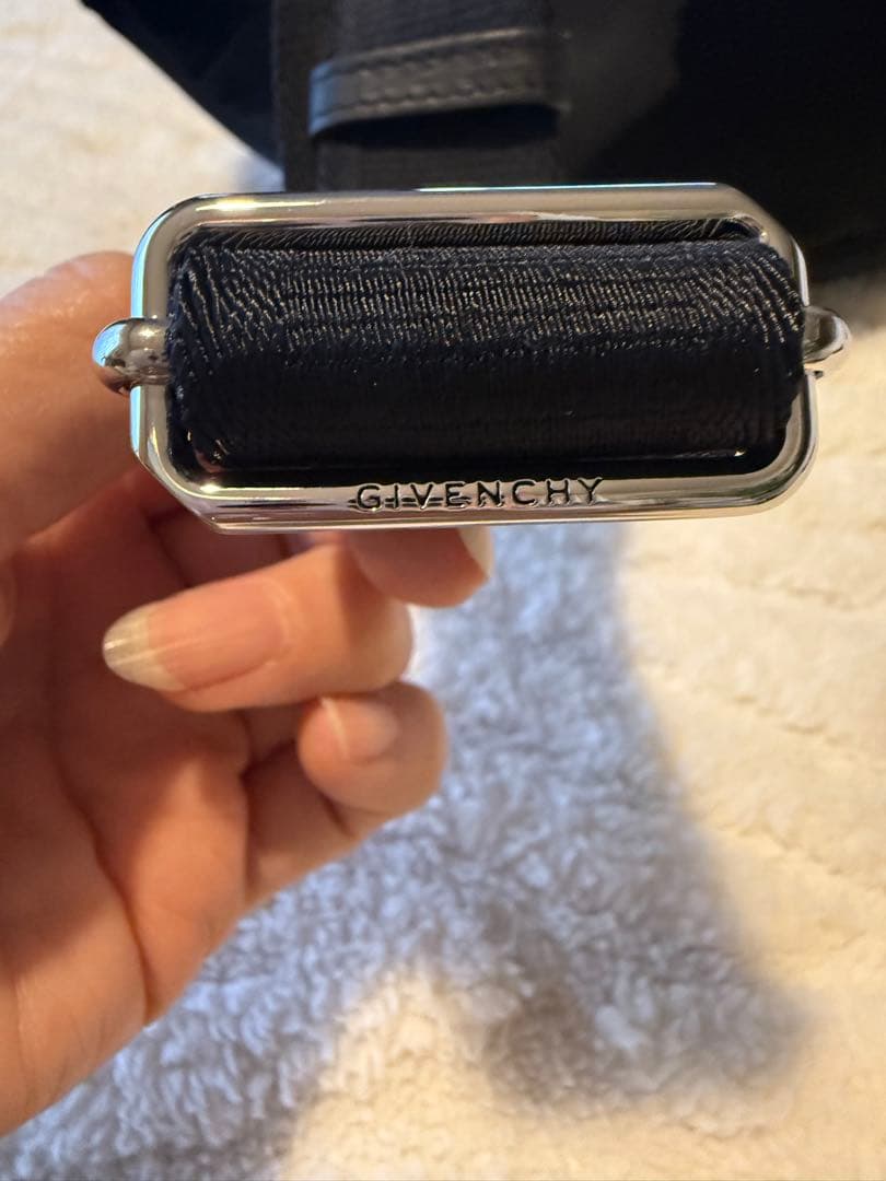 GIVENCHY ボディバッグ エッセンシャルU新品、未使用品!