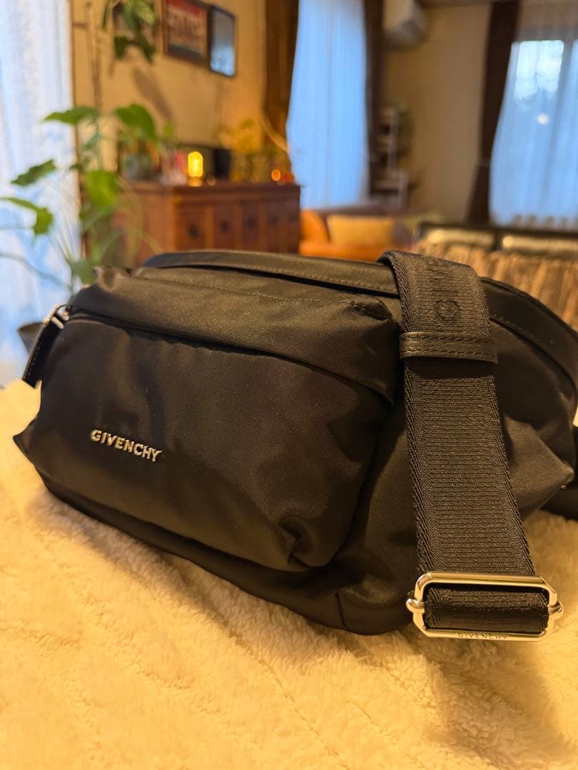 GIVENCHY ボディバッグ エッセンシャルU新品、未使用品!