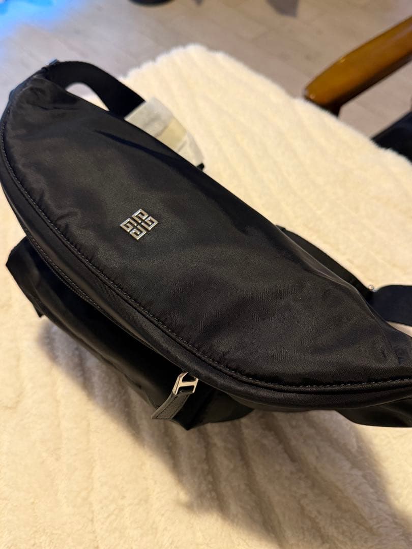 GIVENCHY ボディバッグ エッセンシャルU新品、未使用品!