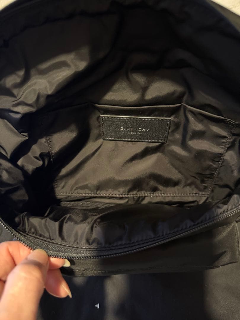 GIVENCHY ボディバッグ エッセンシャルU新品、未使用品!