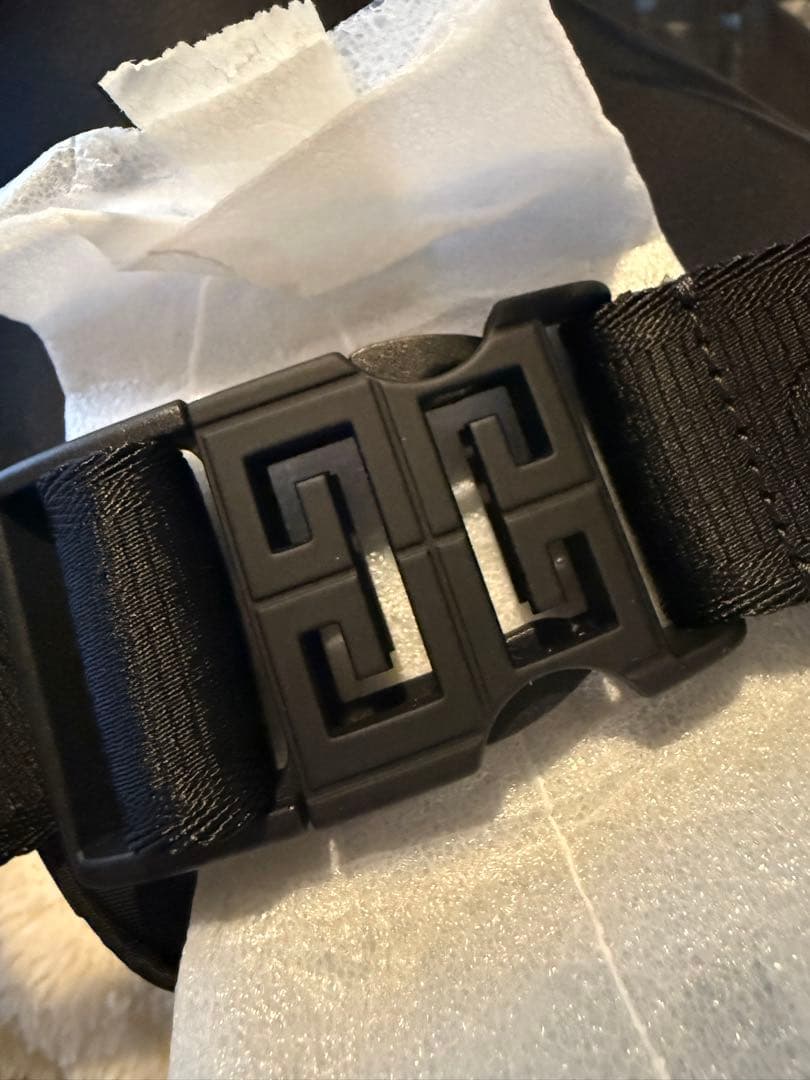 GIVENCHY ボディバッグ エッセンシャルU新品、未使用品!