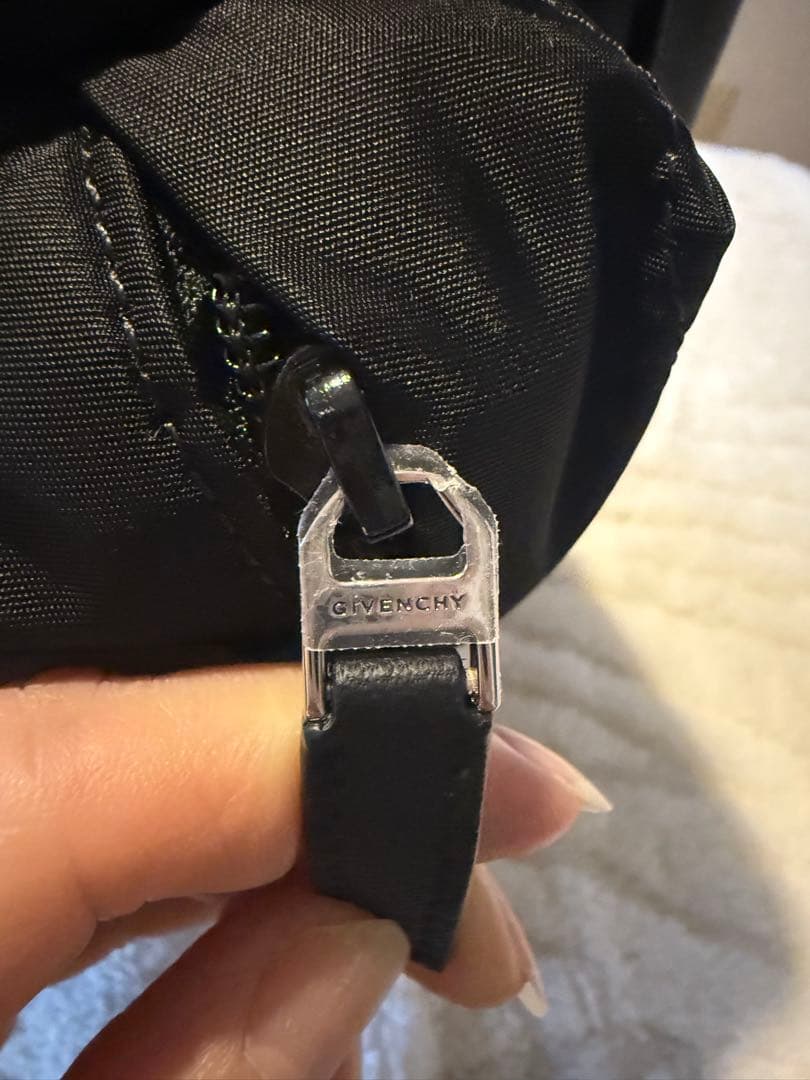 GIVENCHY ボディバッグ エッセンシャルU新品、未使用品!