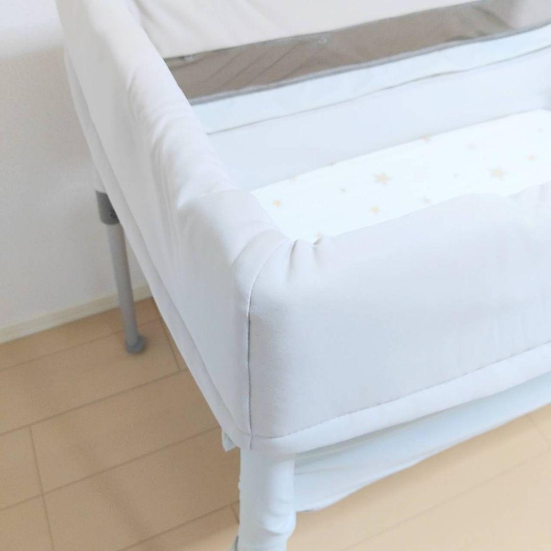 Combi ベビーベッド ホワイト　ベージュ　メッシュ サイドパネル　トモネル