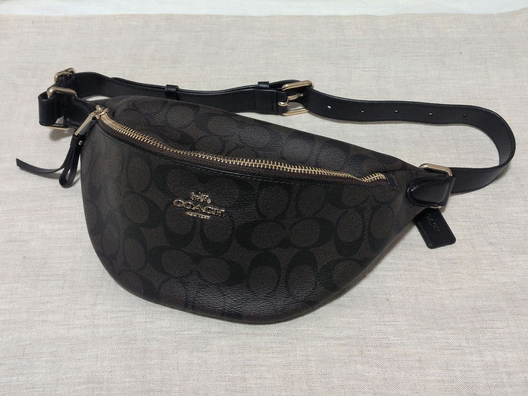 COACH ボディバッグ シグネチャー柄