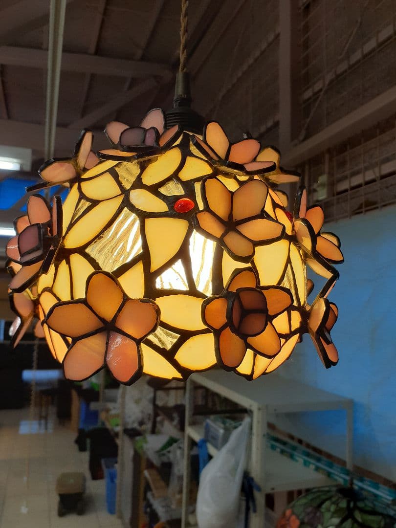 春にぴったりの艶やかで桜の花びらを散りばめた様な可愛らしいペンダントライト