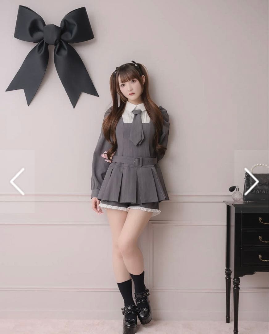 pium ネクタイ付きプリーツセットアップ