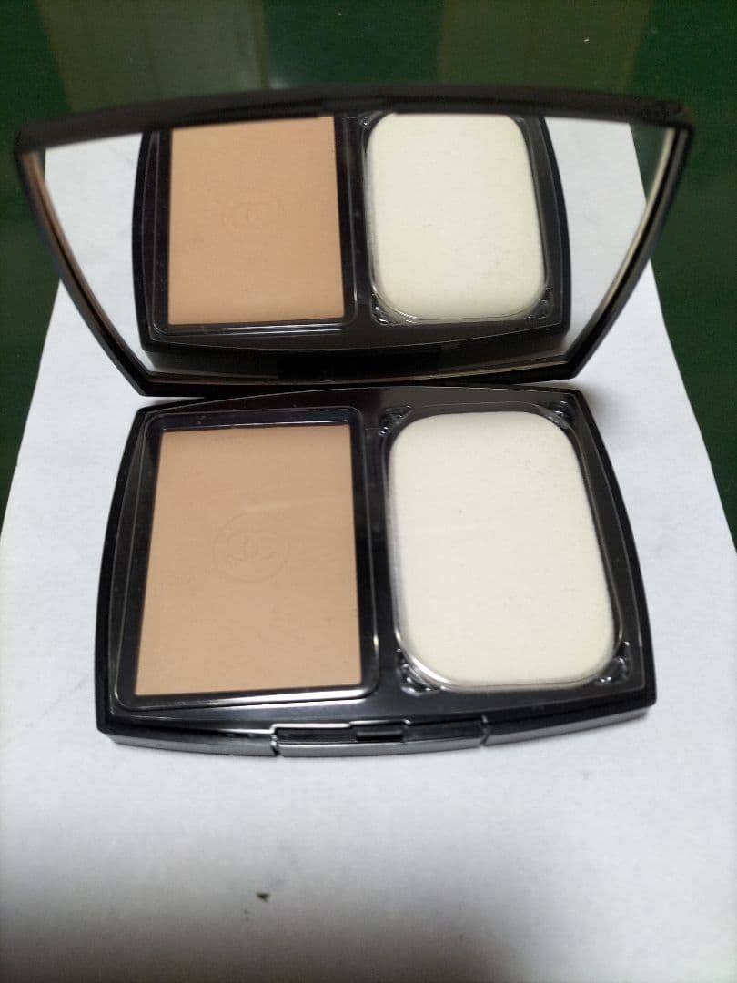 CHANEL　ウルトラルタンコンパクト 20 ファンデーション