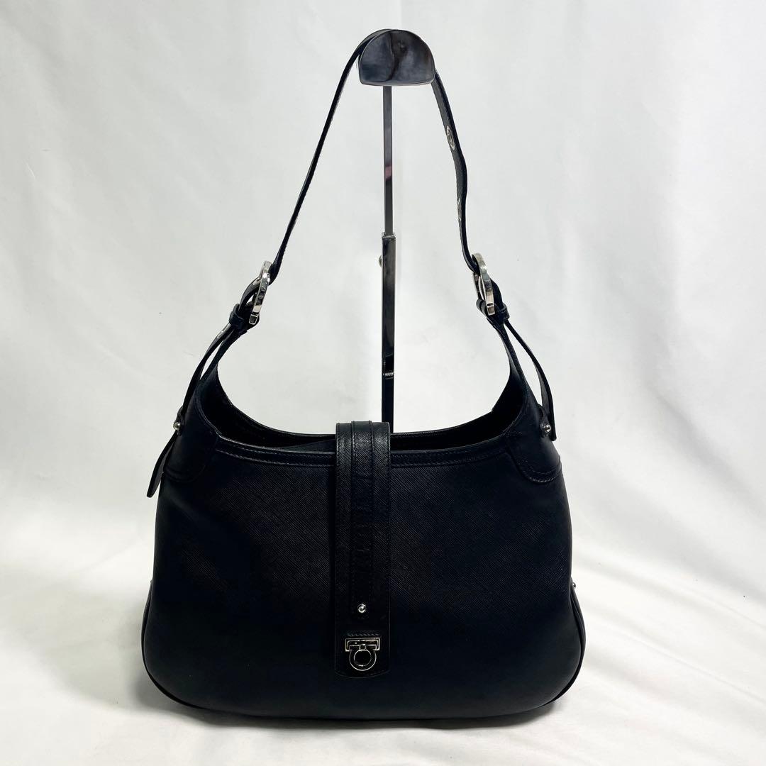 サルヴァトーレフェラガモ ガンチーニ 金具 ワンショルダー 大容量 多機能 黒