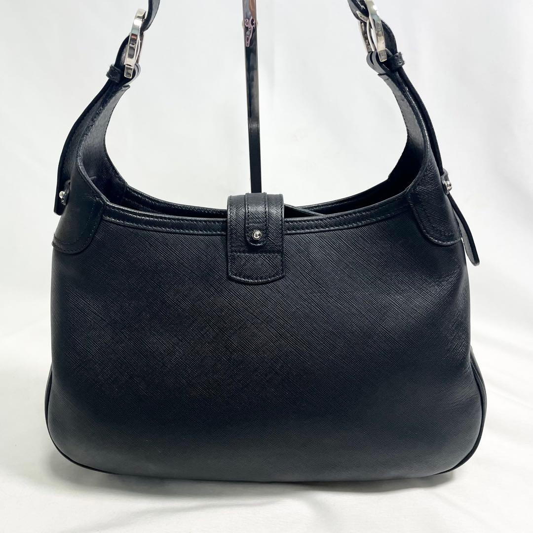 サルヴァトーレフェラガモ ガンチーニ 金具 ワンショルダー 大容量 多機能 黒