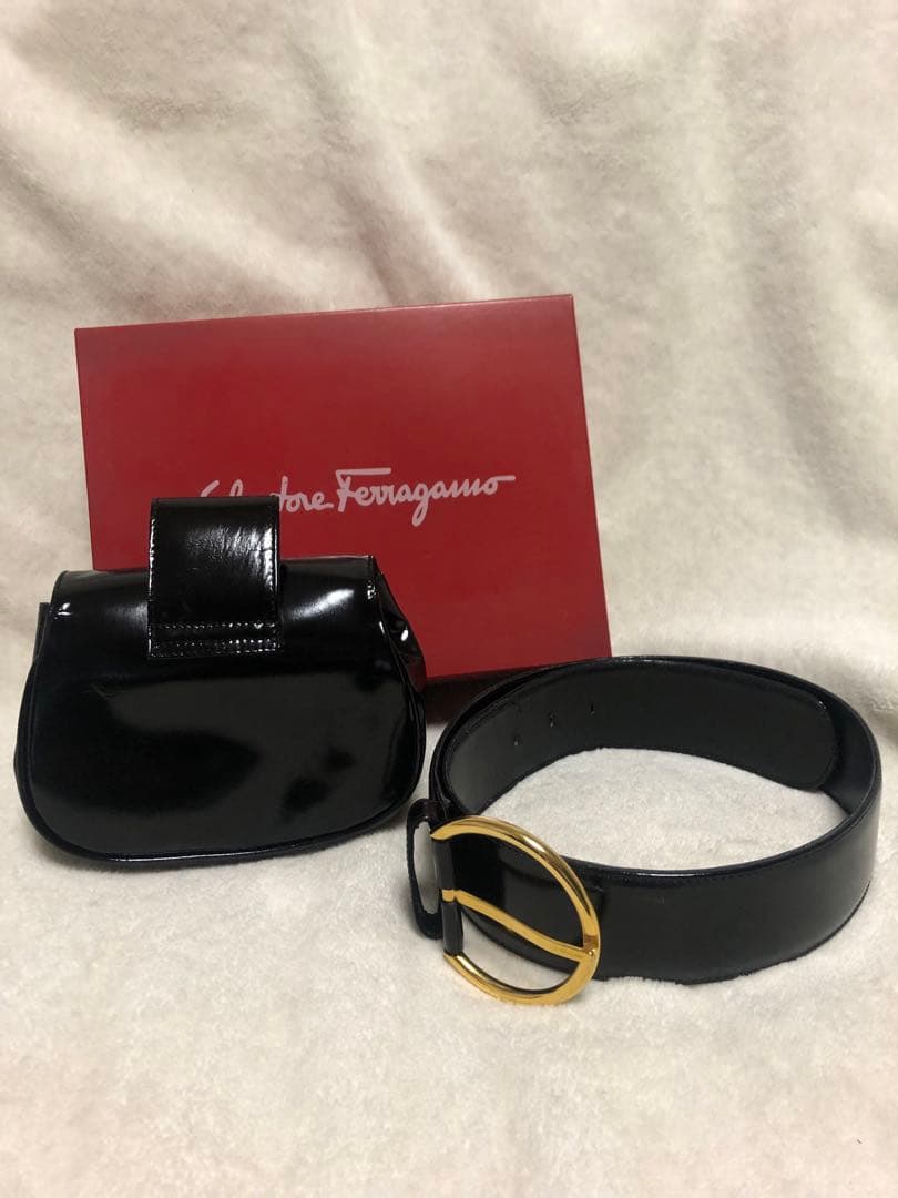 Salvatore ferragamo ガンチー二エナメルウエストポーチ。