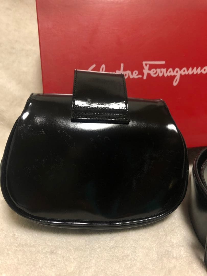 Salvatore ferragamo ガンチー二エナメルウエストポーチ。