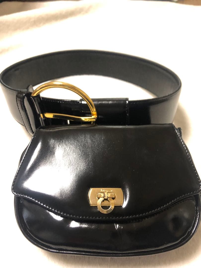 Salvatore ferragamo ガンチー二エナメルウエストポーチ。