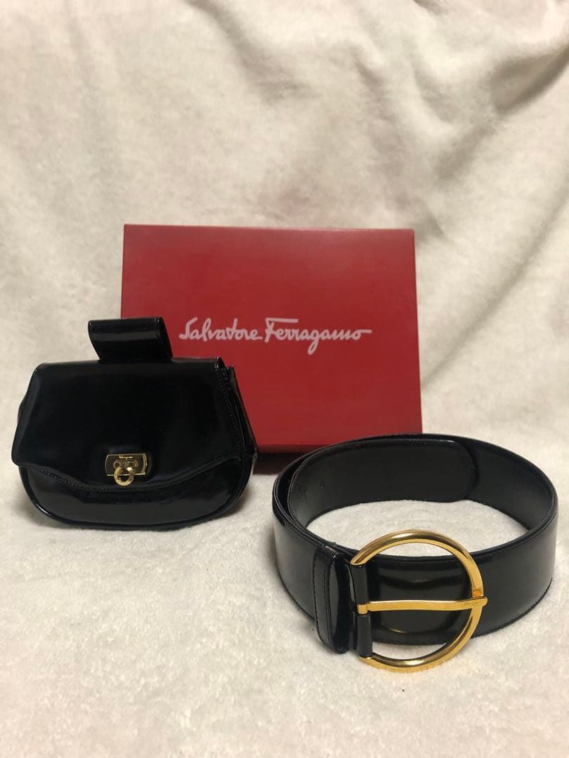 Salvatore ferragamo ガンチー二エナメルウエストポーチ。